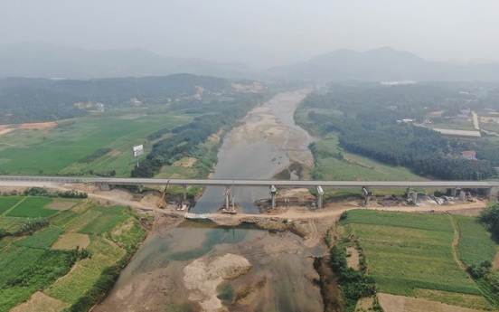 Cây cầu 200m bắc qua suối đã thành hình trên tuyến cao tốc kết nối Thủ đô với Tây Bắc