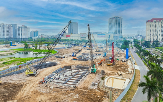 Cập nhật tiến độ siêu tổ hợp hàng hiệu Tây Hồ Tây: Nhân công, thiết bị đổ bộ - tăng tốc thi công cả ngày lẫn đêm 