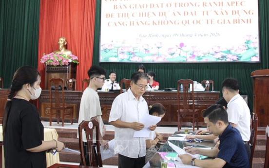 Người dân xếp hàng nhận tiền thưởng GPMB đại dự án 200.000 tỷ lớn bậc nhất Việt Nam