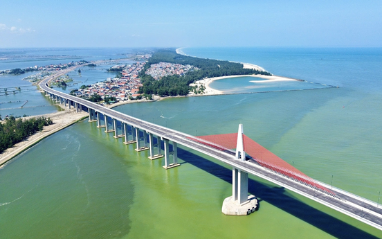 Chỉ hơn 10 ngày nữa, cây cầu vượt biển dài nhất miền Trung chính thức thông xe, kết thúc hơn 100 năm di chuyển bằng đò của người dân đôi bờ