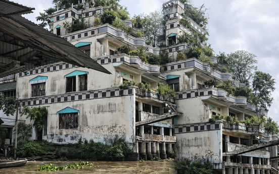 Bí ẩn về căn biệt thự 6 tầng bỏ hoang giữa sông nước miền Tây: Kiến trúc độc đáo, từng là nơi nghỉ dưỡng của đại gia lúa gạo nức tiếng