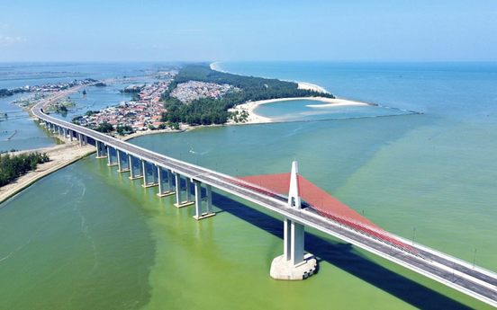 Ngày mai, cây cầu vượt biển dài nhất miền Trung chính thức thông xe, kết thúc hơn 100 năm di chuyển bằng đò của người dân đôi bờ