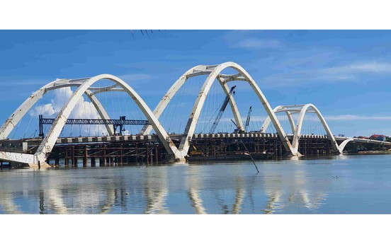 Cầu vòm thép nghìn tỷ tại tỉnh hẹp nhất Việt Nam đã sáng đèn nhưng chưa thể thông xe, lãnh đạo địa phương trực tiếp vào cuộc