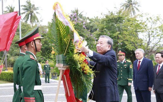 Tổng Bí thư, Chủ tịch nước Tô Lâm dâng hương Chủ tịch Hồ Chí Minh tại Quân khu 5