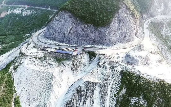 Cung đèo quanh năm ‘tuyết phủ trắng xóa’ của Việt Nam, một ngày có thể trải nghiệm đủ 4 mùa