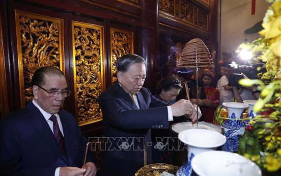 Trang nghiêm Lễ dâng hương tưởng niệm các Vua Hùng trên đỉnh núi Nghĩa Lĩnh