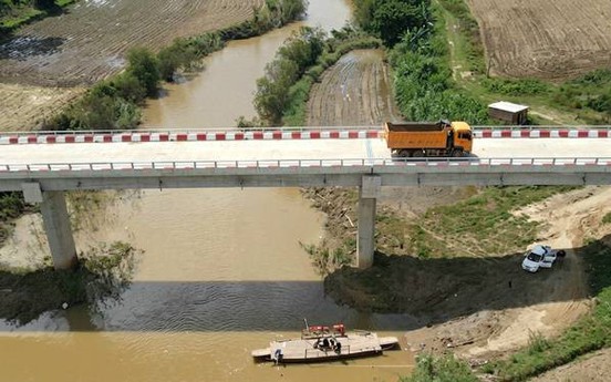 Cầu dài 200m xây xong từ 3 năm trước không thể vận hành, người dân qua sông vẫn phải ‘lụy phà’