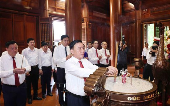 Thường trực Ban Bí thư dâng hương tưởng niệm Chủ tịch Hồ Chí Minh tại Nghệ An