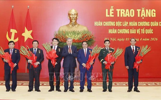 Lễ trao tặng Huân chương cao quý cho các đồng chí lãnh đạo Đảng, Nhà nước và cán bộ cấp cao