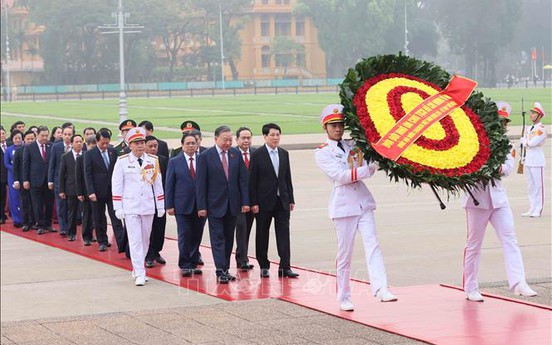 Đại biểu Quốc hội khóa XVI vào Lăng viếng Chủ tịch Hồ Chí Minh và đặt vòng hoa tại Đài tưởng niệm các Anh hùng, liệt sĩ