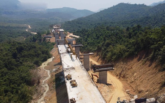 Sắp thông xe cao tốc kết nối ‘rừng - biển’ đầu tiên của Việt Nam với nhiều cây cầu và hầm xuyên núi