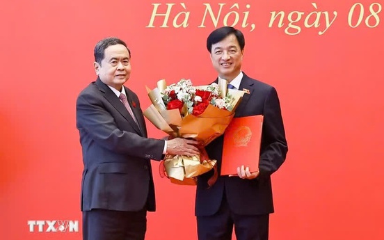 Chủ tịch Quốc hội trao Nghị quyết phê chuẩn Trưởng Đoàn đại biểu Quốc hội