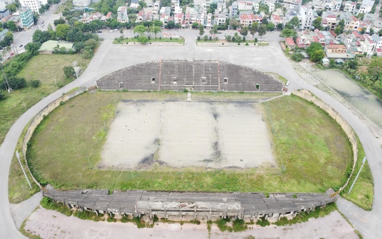 Hoang tàn khung cảnh sân vận động 10.000 chỗ ngồi bị bỏ hoang gần 20 năm