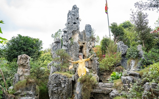 Nữ NSND trẻ nhất Việt Nam sở hữu biệt thự 10.000m2 với 10 phòng ngủ, khuôn viên có hòn non bộ cao bằng nhà 2 tầng