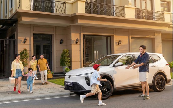 Gia đình ba thế hệ nhận xét về VinFast VF MPV 7: Rộng rãi, tiện nghi, ngồi hàng ghế thứ ba vẫn thoải mái