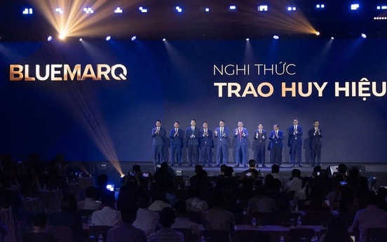 "Chiếc áo” BLUEMARQ và “Thầy tu” Đất Xanh