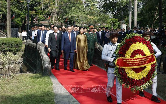 Tổng Bí thư, Chủ tịch nước Tô Lâm dâng hoa tại Tượng đài Chủ tịch Hồ Chí Minh ở Philippines