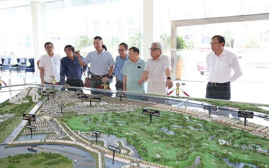 Hội đồng Giám khảo Chung khảo Giải thưởng Quốc gia Bất động sản Việt Nam lần thứ II khảo sát dự án Vinhomes Royal Island