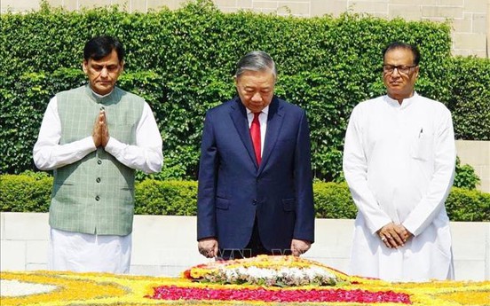 Tổng Bí thư, Chủ tịch nước Tô Lâm đặt vòng hoa tại Khu tưởng niệm Mahatma Gandhi