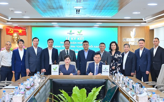 V-Green triển khai hơn 3.000 tủ đổi pin xe máy điện tại cây xăng PVOIL