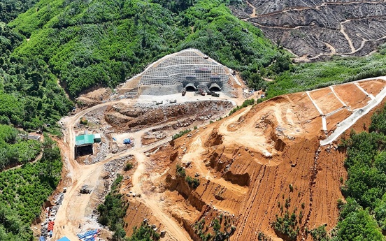 Chưa đầy 3 tháng nữa, cao tốc kết nối ‘rừng - biển’ 22.000 tỷ có hầm xuyên núi và cầu vượt phải thông xe