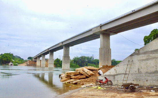 Chỉ vài tuần nữa, chính thức thông xe cầu phục vụ thuỷ điện lớn nhất miền Nam, xoá bỏ bến phà đã hoạt động nhiều năm