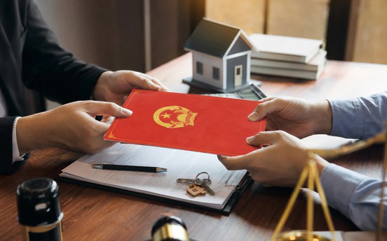 Năm 2026, sang tên sổ đỏ ai là người phải trả tiền? Đây là những khoản phí người mua và người bán cần biết
