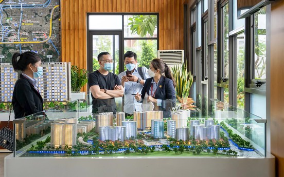 Nhà đầu tư bất động sản thận trọng trước áp lực giá và lãi suất