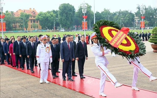 Ban Chấp hành Trung ương Đảng vào Lăng viếng Chủ tịch Hồ Chí Minh