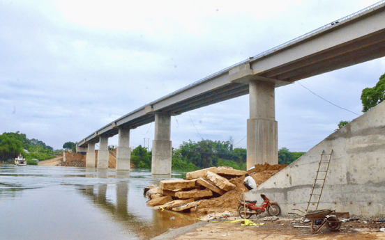 Lỡ hẹn thông xe cầu phục vụ thuỷ điện lớn nhất miền Nam, xoá bỏ bến phà đã hoạt động nhiều năm