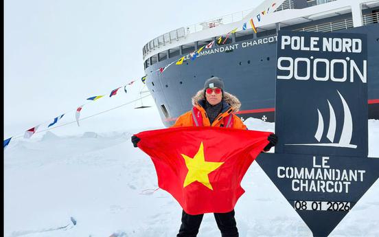 A Vietnamese Carries the National Flag to Both Ends of the Earth