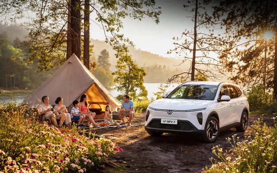 Trải nghiệm VinFast VF MPV 7 tại đại lý, gia đình tính chuyện đổi xe đón Trung thu