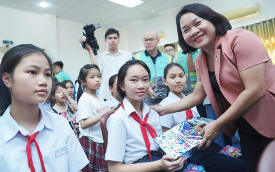 Hơn 100 suất học bổng “Xây nền ước mơ” trao cho con em công nhân tại Đà Nẵng
