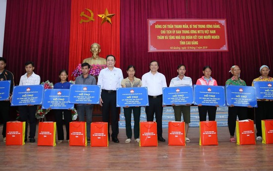 VFFCC presents houses for needy households in Cao Bang