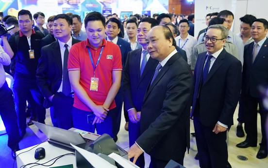 Thủ tướng tham quan triển lãm, dự Diễn đàn Phát triển Doanh nghiệp Công nghệ Việt Nam
