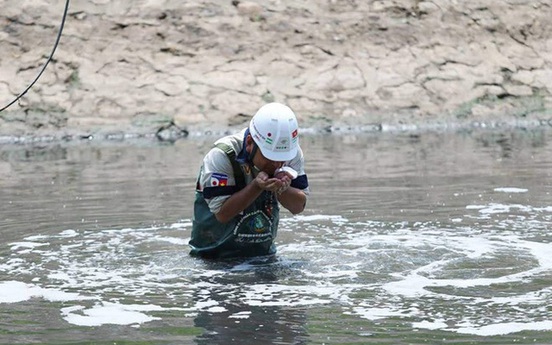Chuyên gia Nhật Bản lội sông Tô Lịch khảo sát sau 20 ngày thí điểm làm sạch