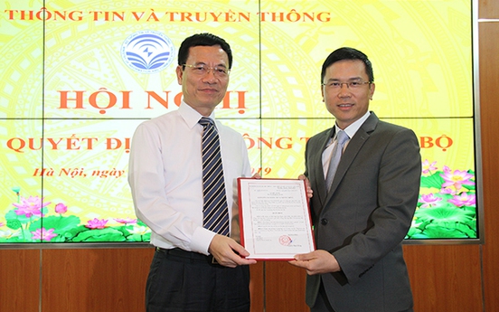 Bộ trưởng Nguyễn Mạnh Hùng trao Quyết định bổ nhiệm Tổng biên tập báo VietNamNet