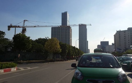 Vinacomin xây trụ sở "khủng": Cẩu tháp đe dọa tính mạng người đi đường
