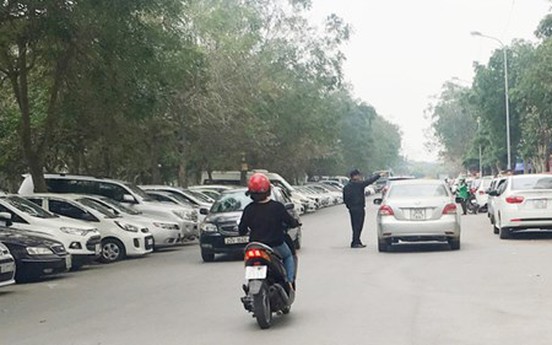 Chủ tịch Hà Nội chỉ đạo làm rõ vụ nhân viên “bãi xe lậu” Linh Đàm có hành vi côn đồ