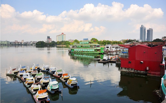 Chủ tịch Hà Nội yêu cầu chấm dứt các hoạt động kinh doanh trên mặt nước Hồ Tây