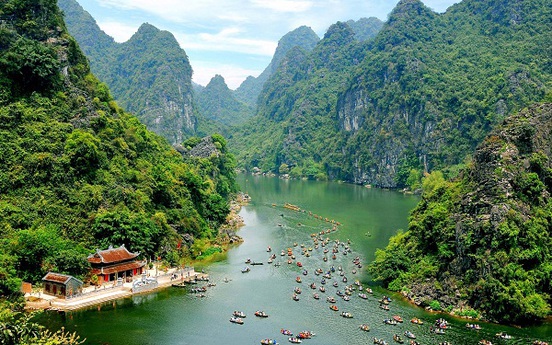 Lượng khách tăng nhanh, vượt quá “sức chứa” nhiều khu du lịch quốc gia