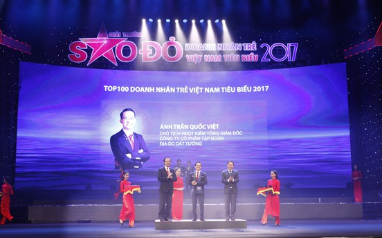 CEO Hung Thinh Corp đón nhận giải thưởng Top 10 Doanh nhân trẻ Sao Đỏ 2017