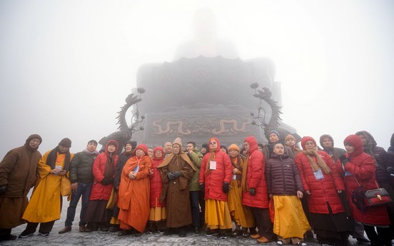 500 Phật tử ba miền tụ hội trên đỉnh Fansipan cầu nguyện quốc thái dân an