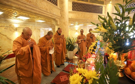 Chiêm bái xá lợi Phật trong lòng Đại Tượng Phật cao nhất Việt Nam