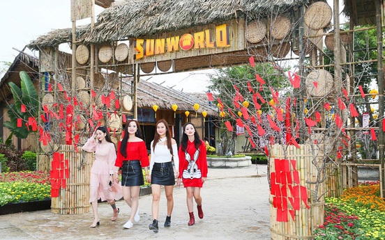 Du khách thích thú thưởng ngoạn không khí Tết truyền thống tại Lễ hội hoa xuân Sun World Halong Complex
