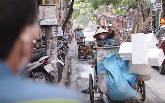 Rác thải đô thị vẫn phụ thuộc vào... tiếng chổi tre