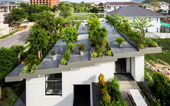 Độc đáo ngôi nhà ở Nha Trang biến mái ngói thành... công viên do KTS Võ Trọng Nghĩa thiết kế