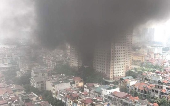 Hà Nội: Cháy mái bể bơi, cư dân chung cư Xa La hoảng loạn tháo chạy