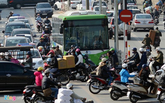 Buýt nhanh BRT bị xe máy "chặn" đầu khi chạy thử nghiệm