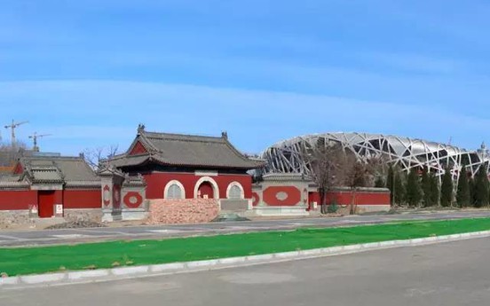 Kỳ lạ ngôi miếu "không sợ" lốc xoáy cạnh sân vận động “Tổ chim” Bắc Kinh